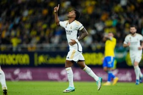 乐动体育app-关于皇家马德里迎CBA季后赛关键赛，转会期战术微调，态度坚定，训练强度明显提升的信息-乐动体育app